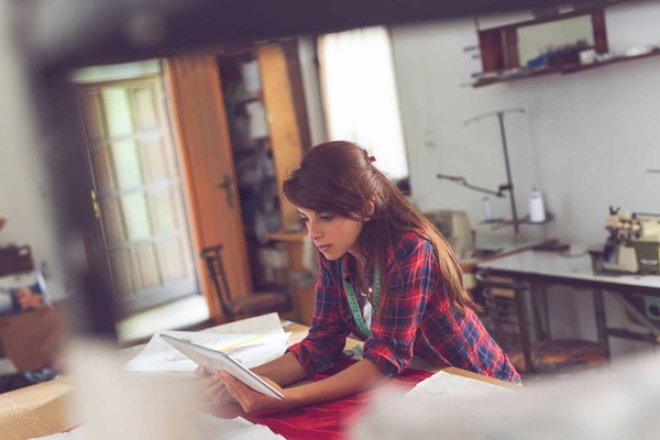 Comment concevoir une extension en verre pour une maison en briques?